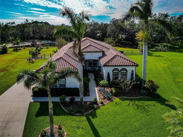 view of front of property featuring a front yard