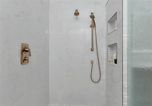 bathroom featuring tiled shower