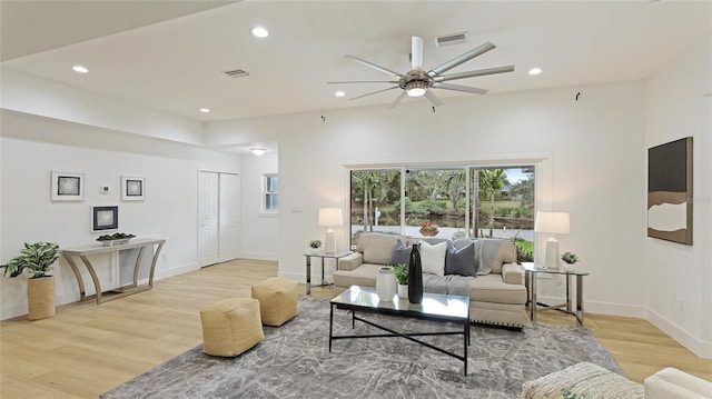 living room with light wood-style floors, ceiling fan, baseboards, visible vents, and recessed lighting
