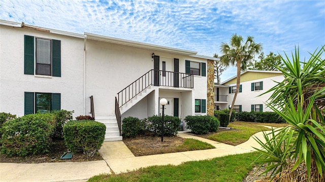 view of front of home featuring a front lawn