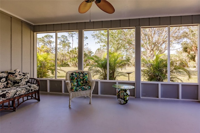 sunroom with ceiling fan