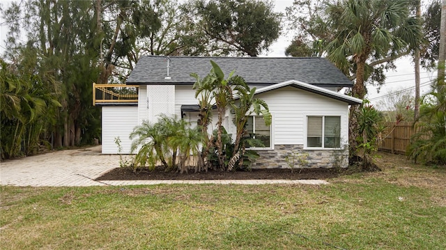 view of front of home with a front lawn