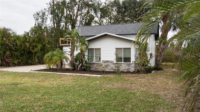 view of front of house featuring a front lawn