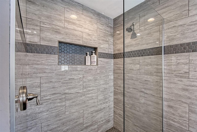 bathroom featuring tiled shower