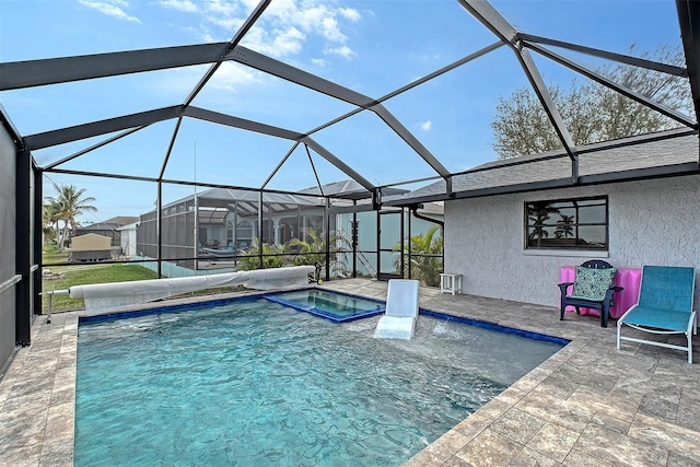 view of pool with an in ground hot tub, a patio area, and a lanai