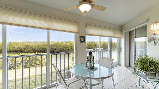 sunroom featuring ceiling fan