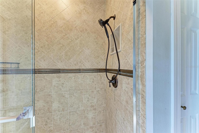 details featuring tiled shower