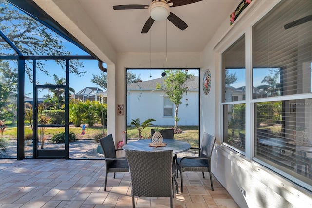 sunroom with ceiling fan