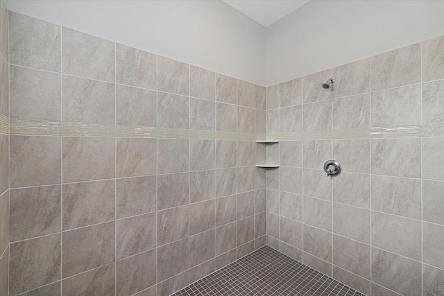 bathroom featuring a tile shower