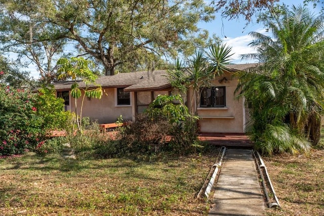 view of front facade featuring a front yard