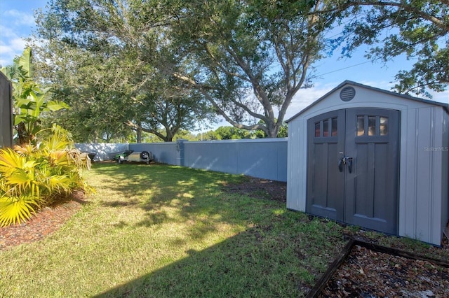 view of yard featuring a storage shed