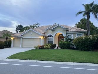 view of front of house featuring a front lawn and a garage