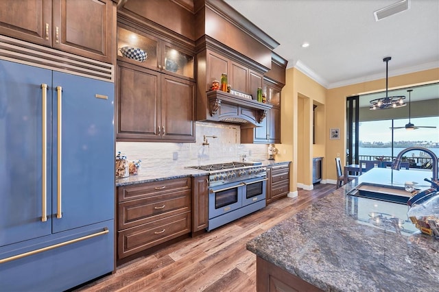 kitchen with ceiling fan, sink, dark hardwood / wood-style flooring, crown molding, and high quality appliances