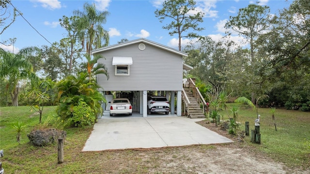 view of front of home with a front yard and a carport