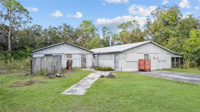 view of outdoor structure with a yard