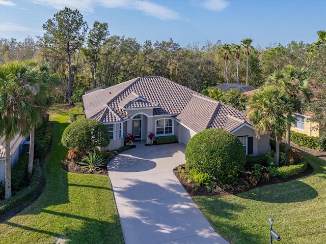 view of front of property featuring a front lawn