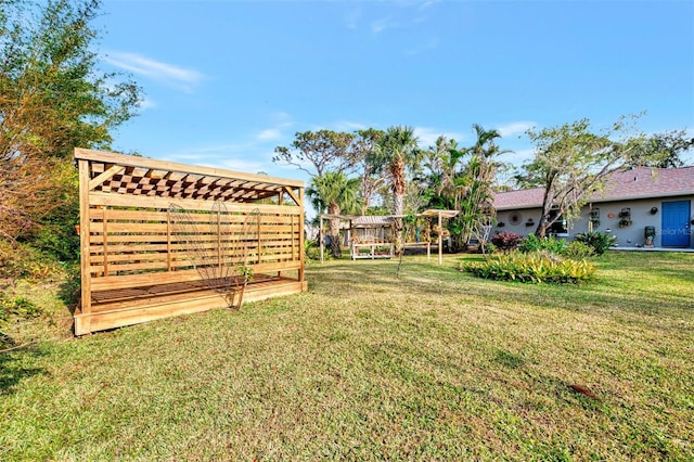 view of yard featuring a pergola