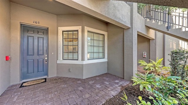 entrance to property with stucco siding