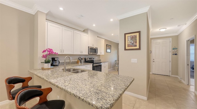 kitchen featuring visible vents, ornamental molding, a peninsula, stainless steel appliances, and a sink