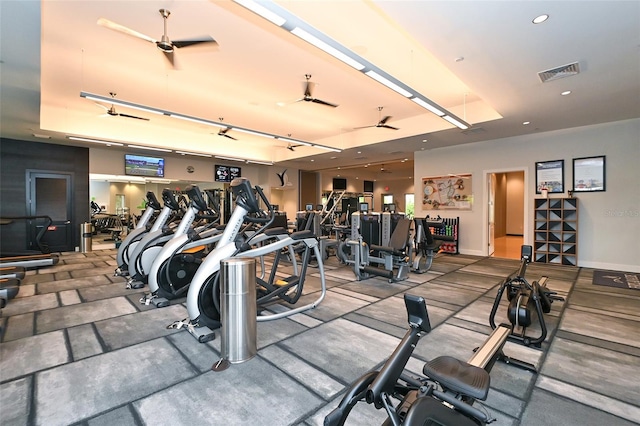 exercise room featuring a ceiling fan, recessed lighting, visible vents, and baseboards