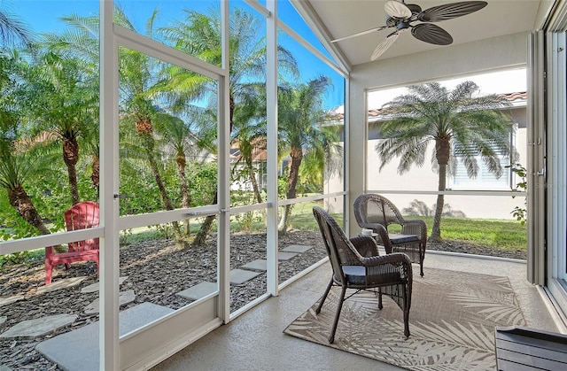 sunroom with ceiling fan