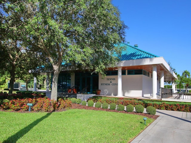 view of front of property with a front lawn