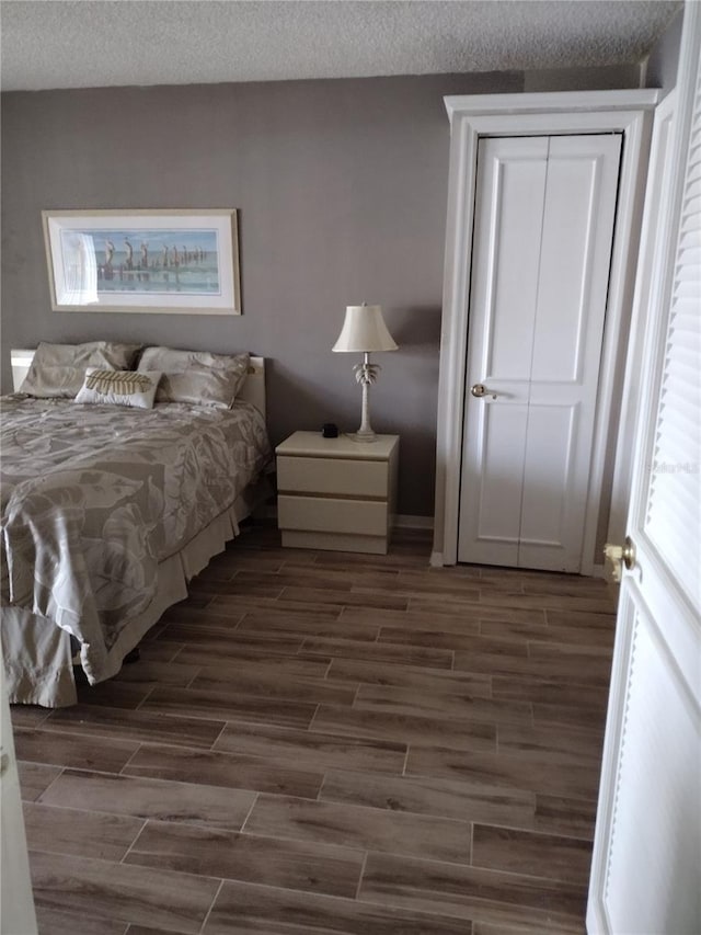 bedroom featuring a textured ceiling and a closet