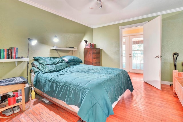 bedroom featuring ceiling fan, light wood-type flooring, and crown molding