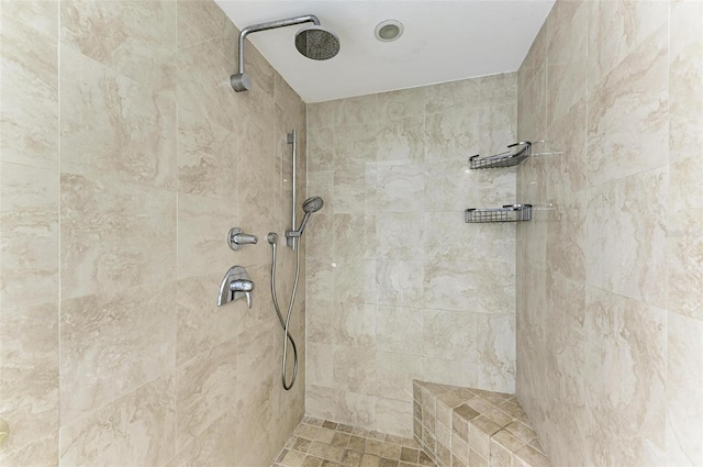 bathroom featuring a tile shower