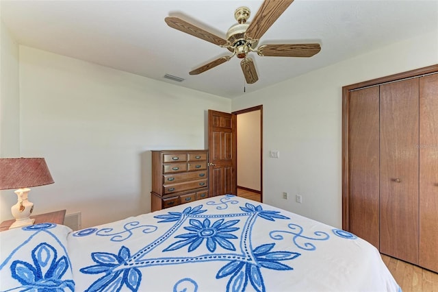 bedroom featuring light hardwood / wood-style floors, a closet, and ceiling fan