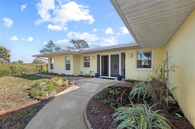 view of exterior entry featuring stucco siding