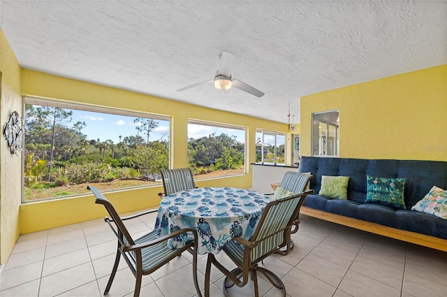 sunroom with ceiling fan