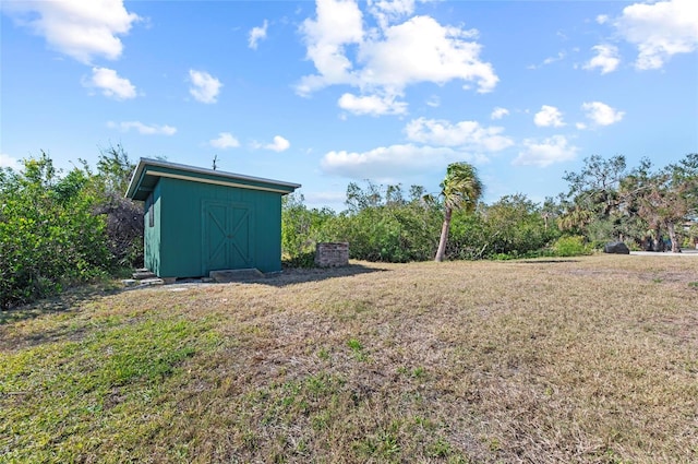 view of yard with a shed and an outdoor structure