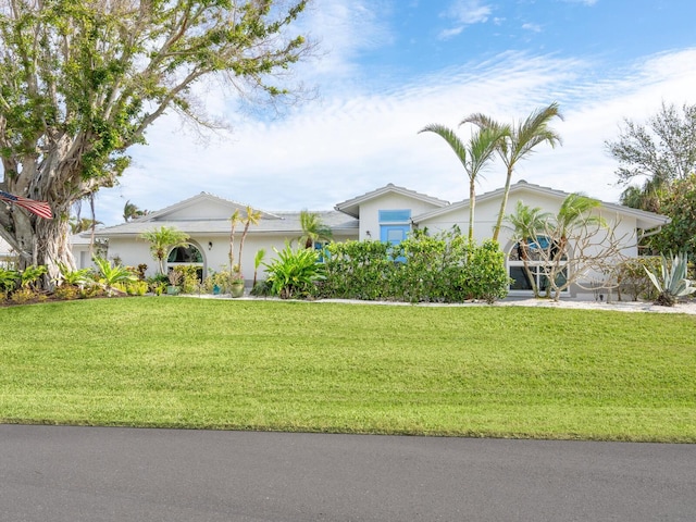 view of front of property featuring a front lawn