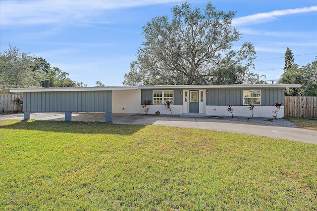 view of front facade featuring a carport and a front yard