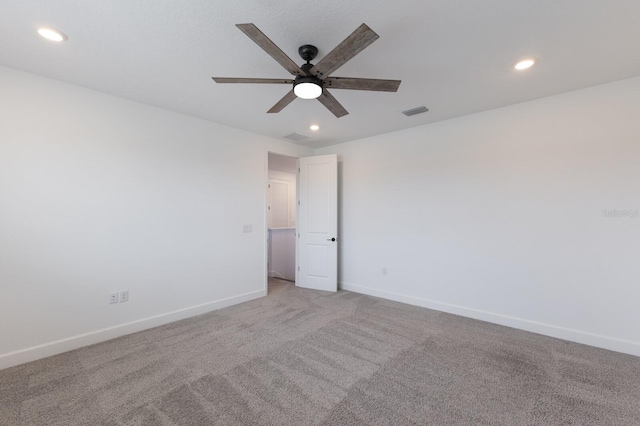 unfurnished room with light carpet and ceiling fan