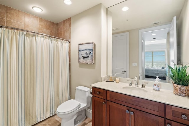 bathroom with curtained shower, visible vents, toilet, ensuite bathroom, and vanity