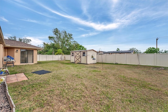 view of yard featuring a storage shed