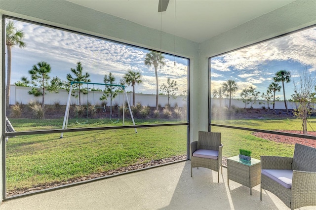 sunroom with ceiling fan