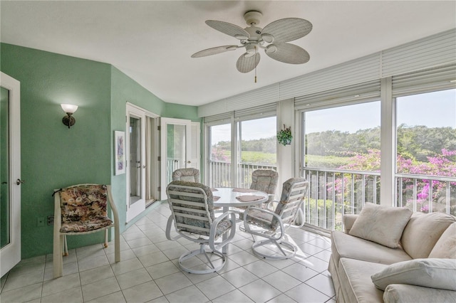 sunroom with ceiling fan