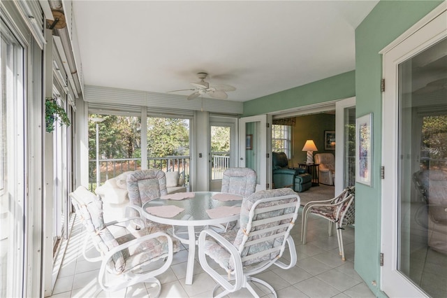 sunroom with ceiling fan