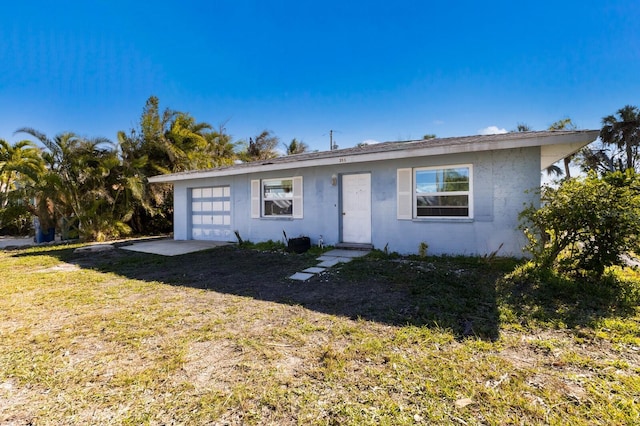 single story home with a front lawn