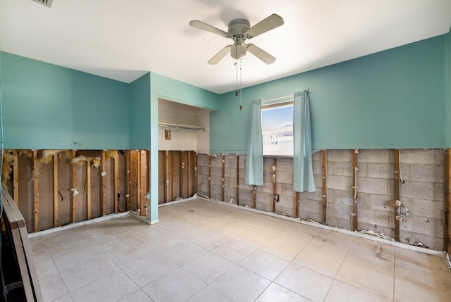 unfurnished room featuring ceiling fan