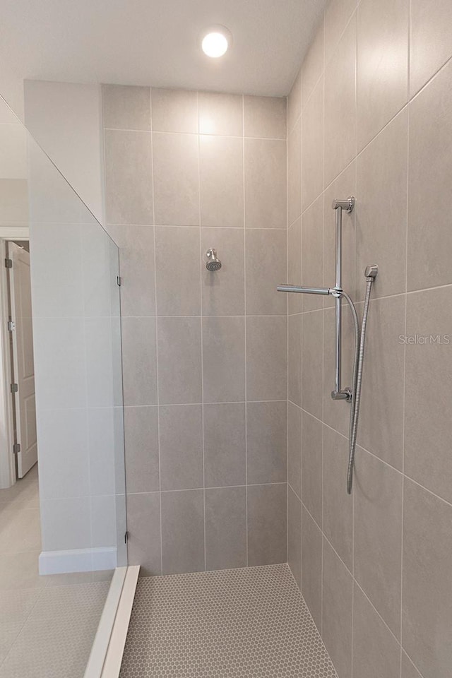 bathroom featuring a tile shower