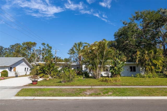 view of front of property featuring a front lawn