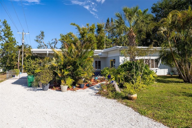 view of front of property featuring a front yard