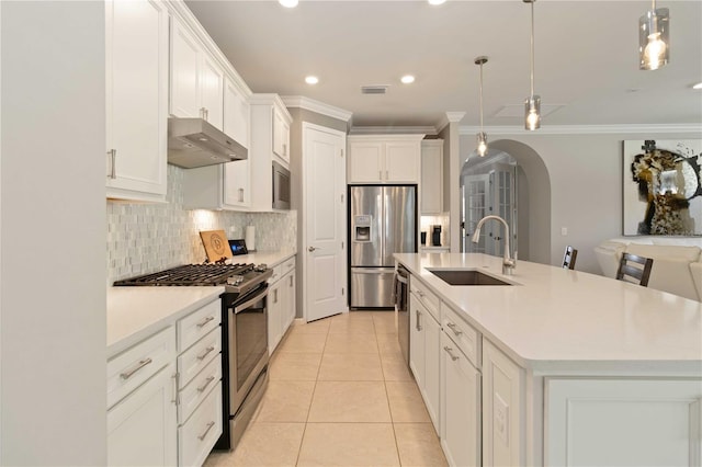 kitchen with appliances with stainless steel finishes, a center island with sink, pendant lighting, and sink