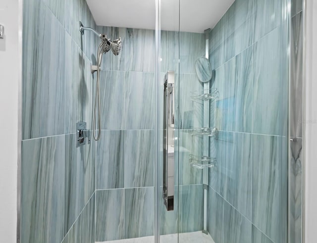 bathroom featuring tiled shower