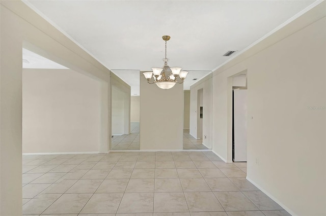 unfurnished room featuring light tile patterned floors, ornamental molding, and an inviting chandelier