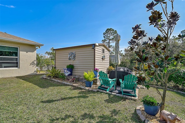 view of yard featuring an outbuilding